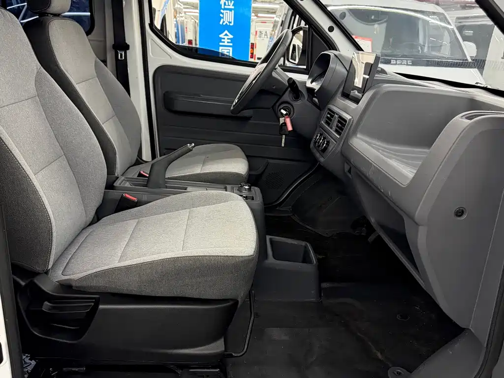 Wuling Yangguang — миниатюра 11