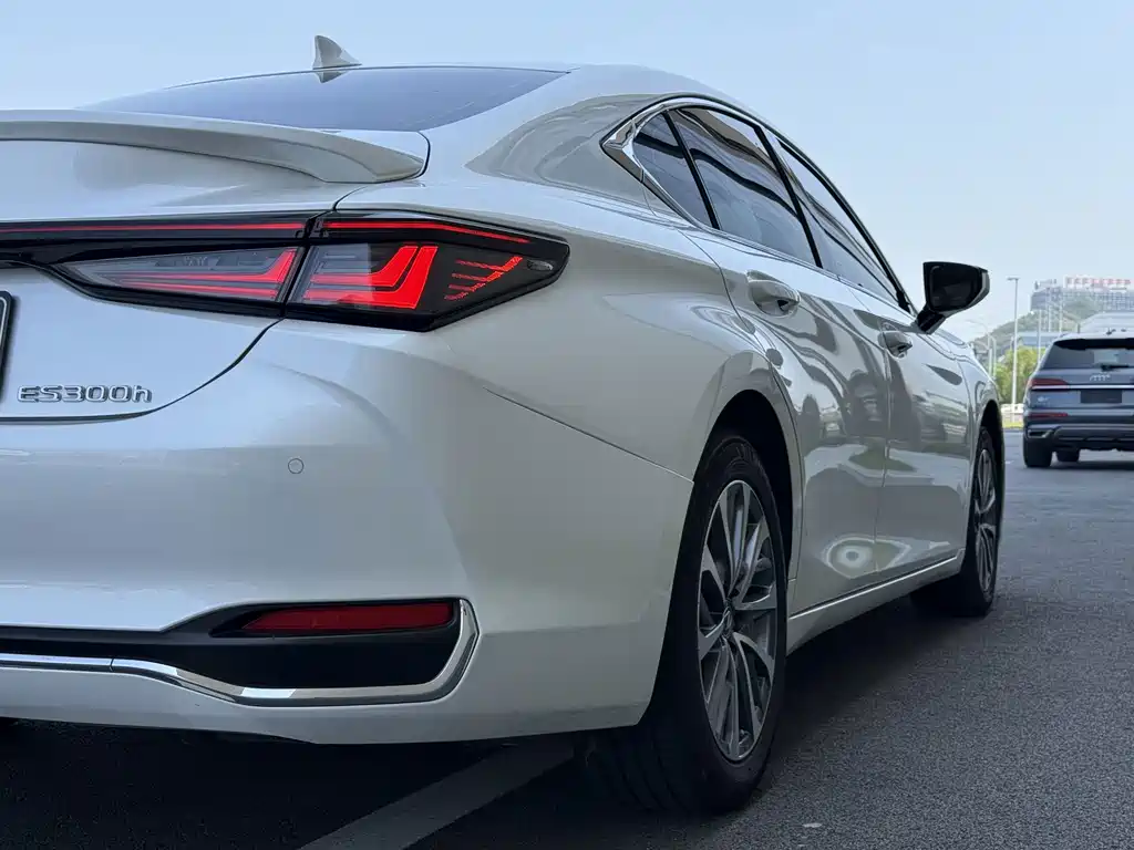 Lexus ES — миниатюра 10