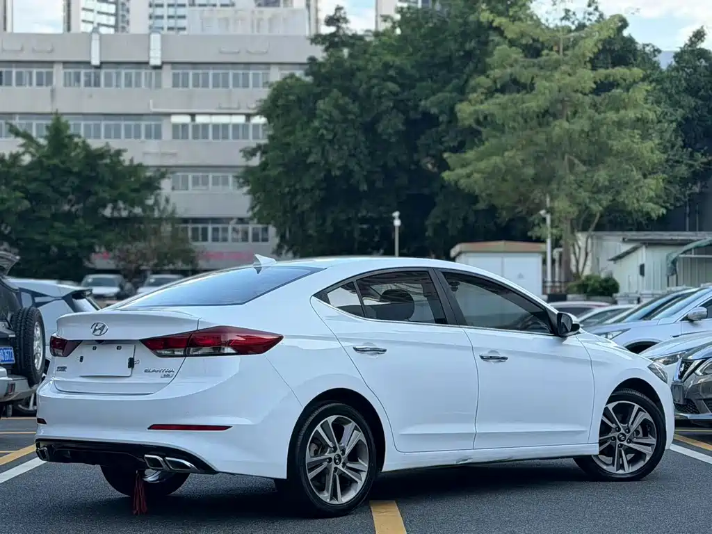Hyundai Elantra — миниатюра 12