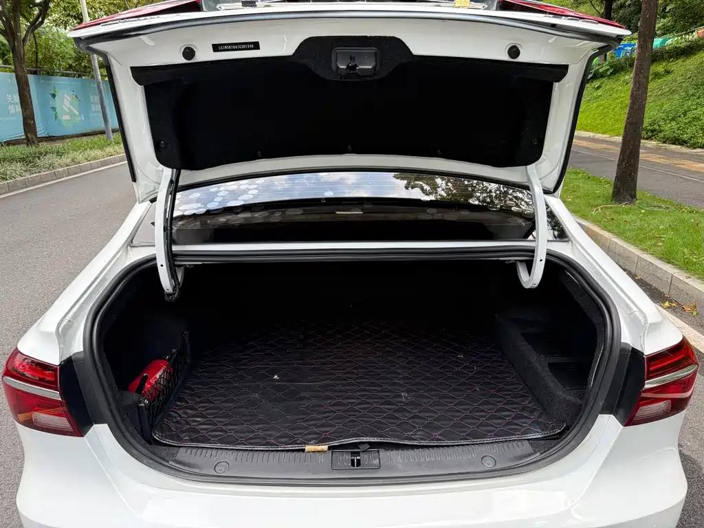Roewe i6 New Energy — миниатюра 18