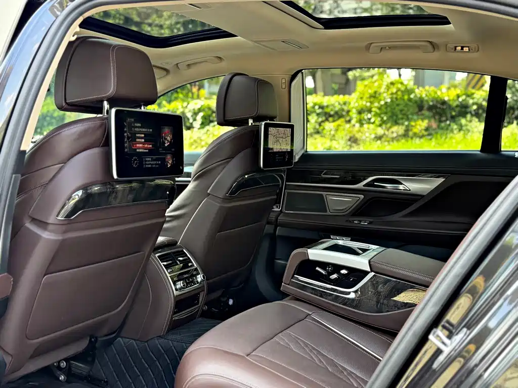 BMW 7 Series — миниатюра 11