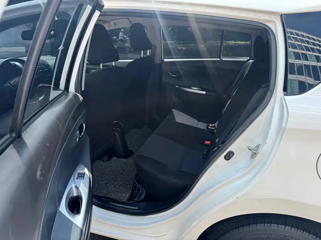 Toyota Yaris L — миниатюра 10