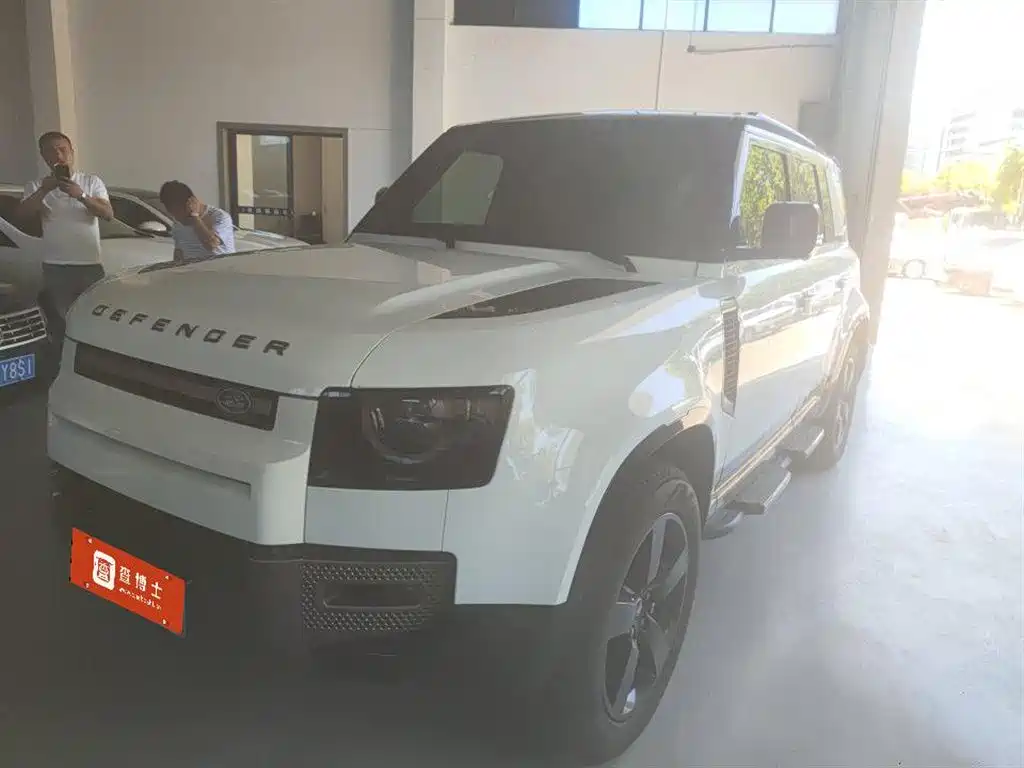 Land Rover Defender 2025