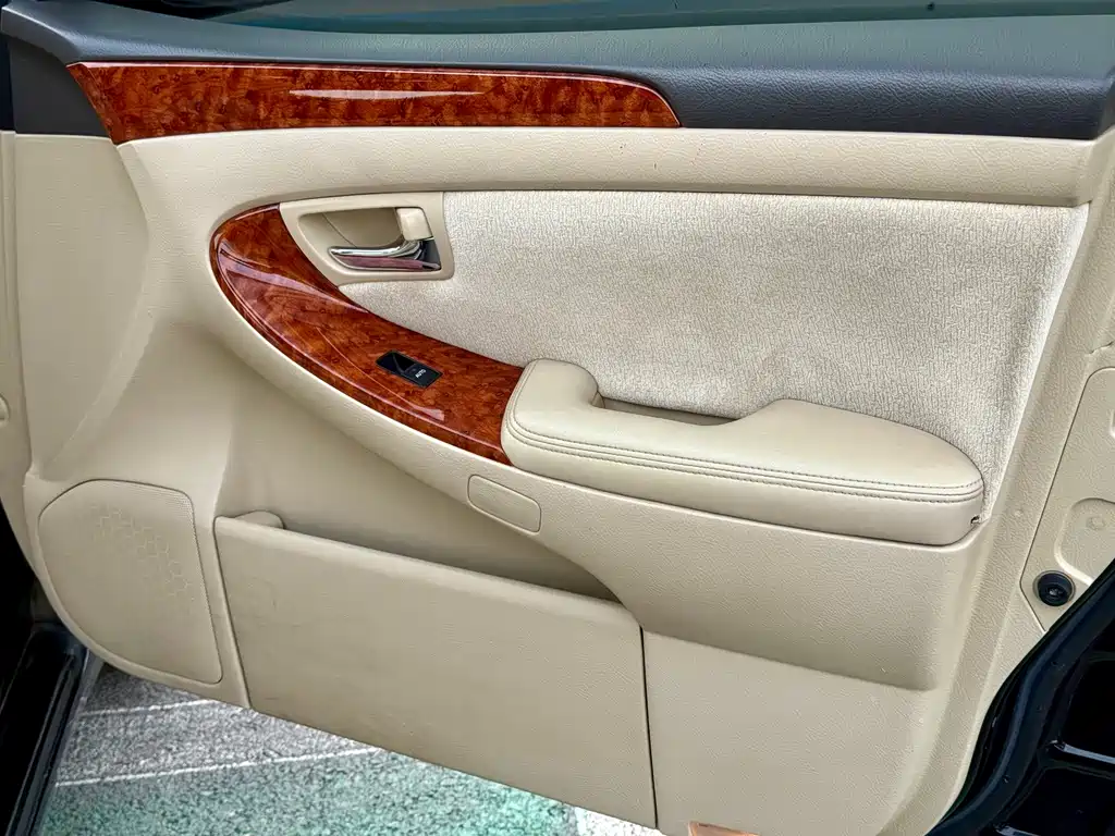 Toyota Crown — миниатюра 15