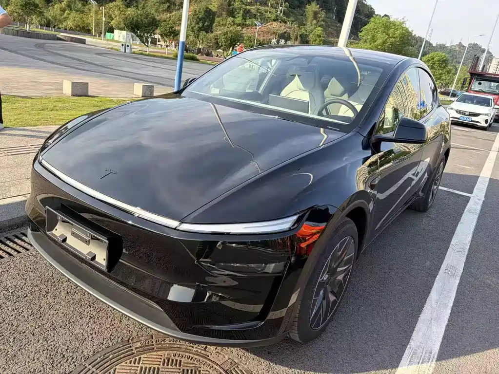 Tesla Model Y L 2026