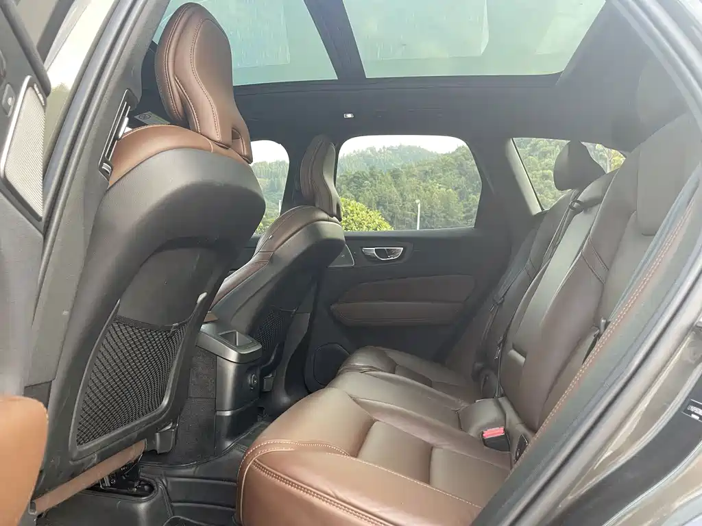 Volvo XC60 PHEV — миниатюра 10