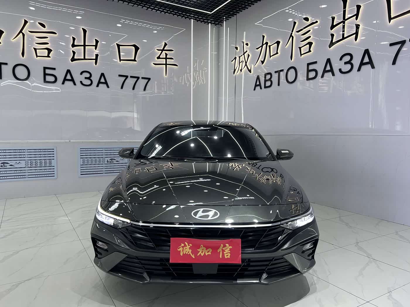 Hyundai Elantra 1.5 л 2024 г. Серебристо-серый, пробег 17000 км