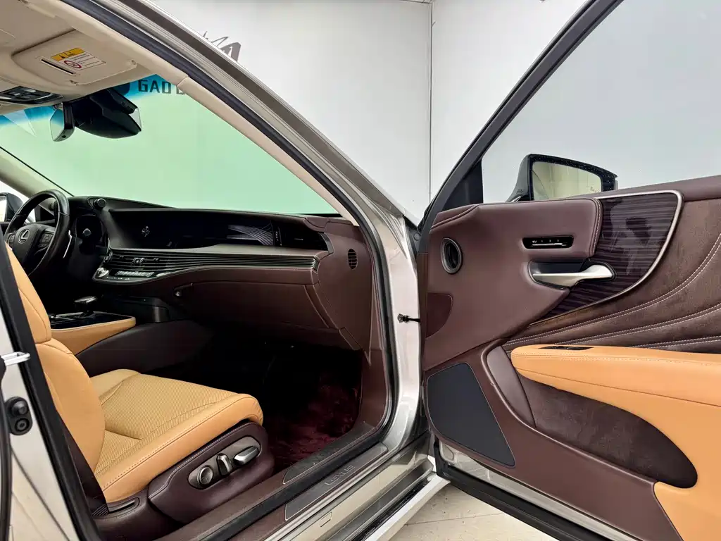 Lexus LS — миниатюра 12