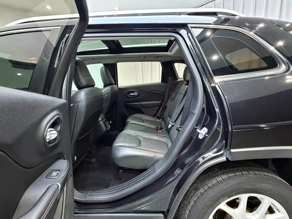 Jeep Cherokee — миниатюра 13