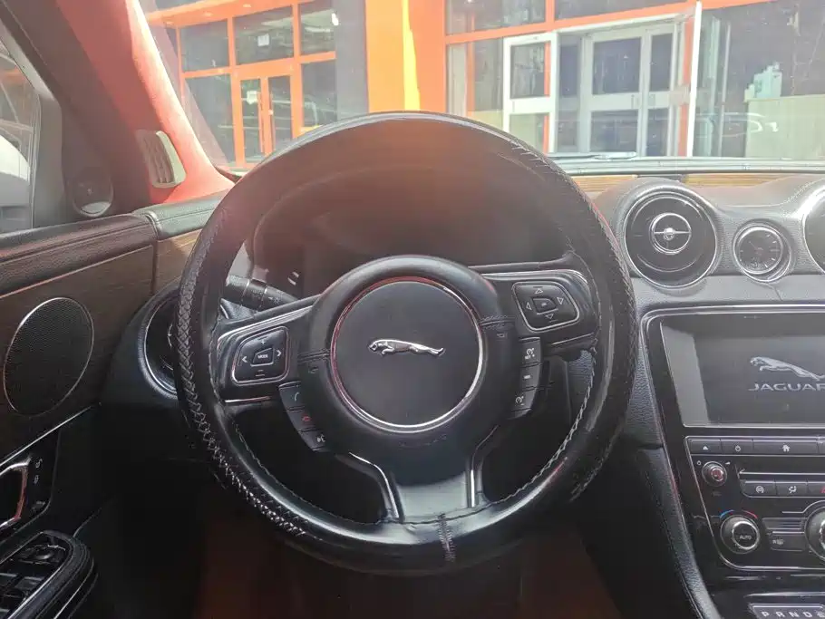 Jaguar XJ — миниатюра 15