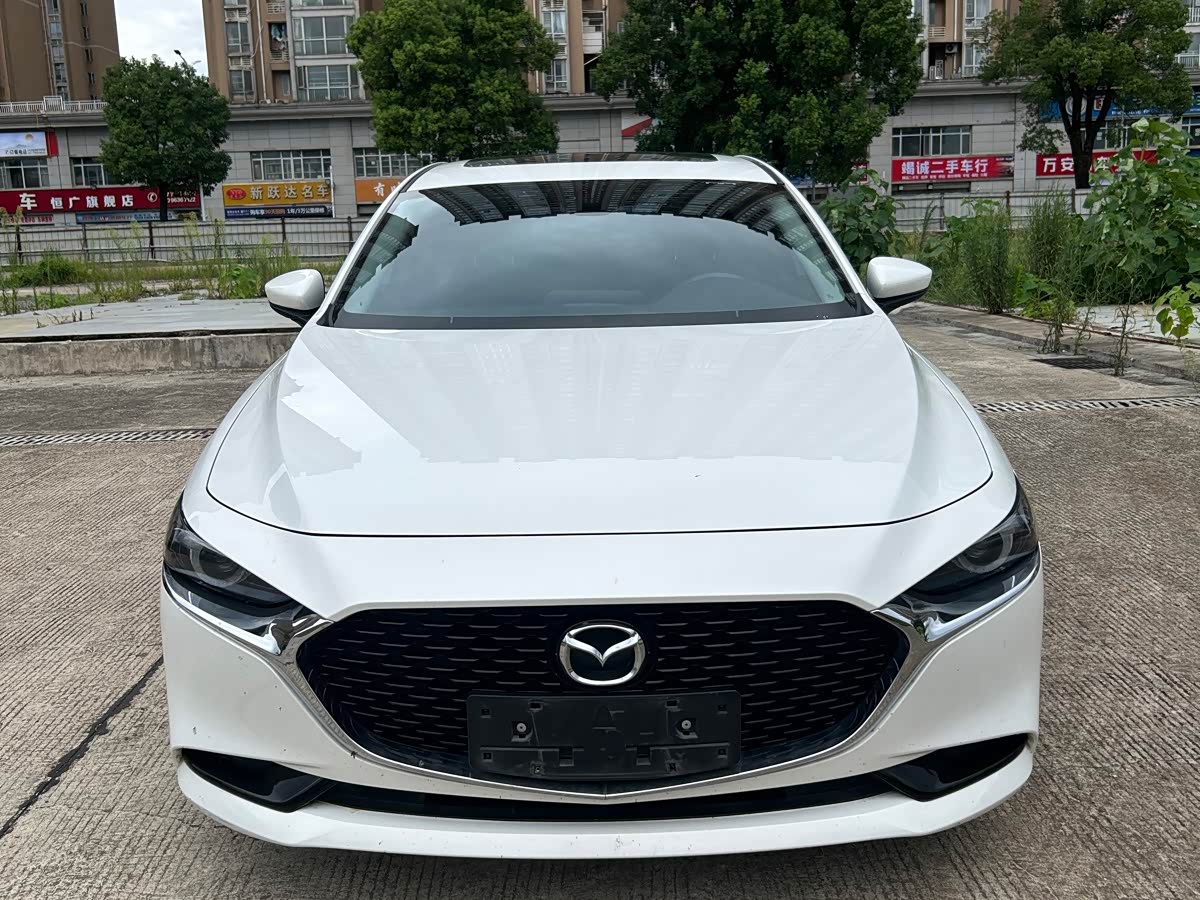 Mazda Mazda3 Axela 2.0 л 2021 г. Белый, пробег 40000 км
