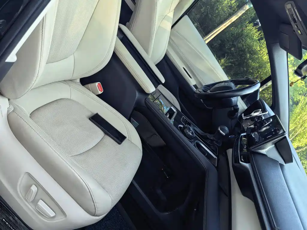 Toyota Sienna 2023 2.5L Luxury