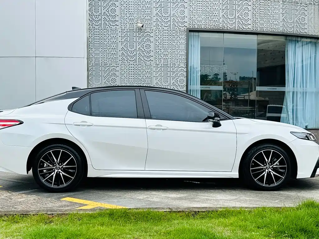 Toyota Camry — миниатюра 12