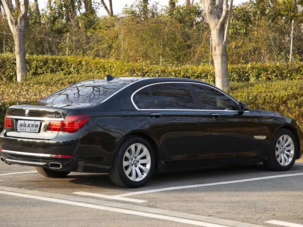 BMW 7 Series — миниатюра 6
