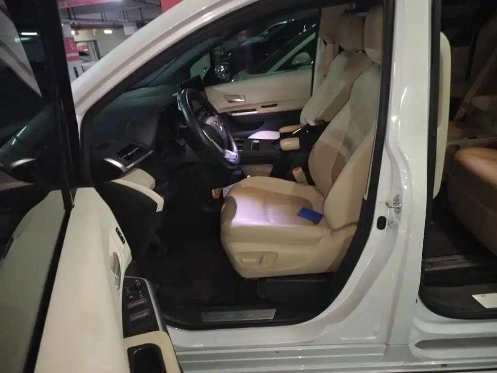Toyota Granvia — миниатюра 11