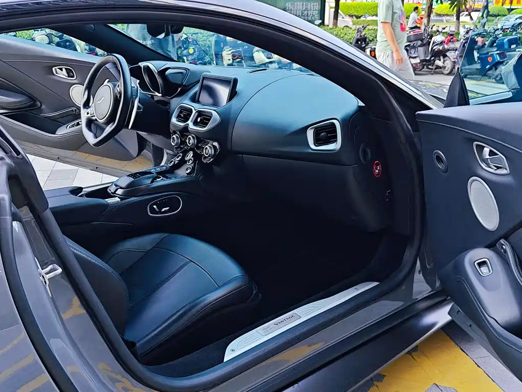 ASTON MARTIN V8 VANTAGE