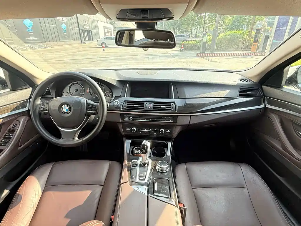 BMW 5 Series — миниатюра 11