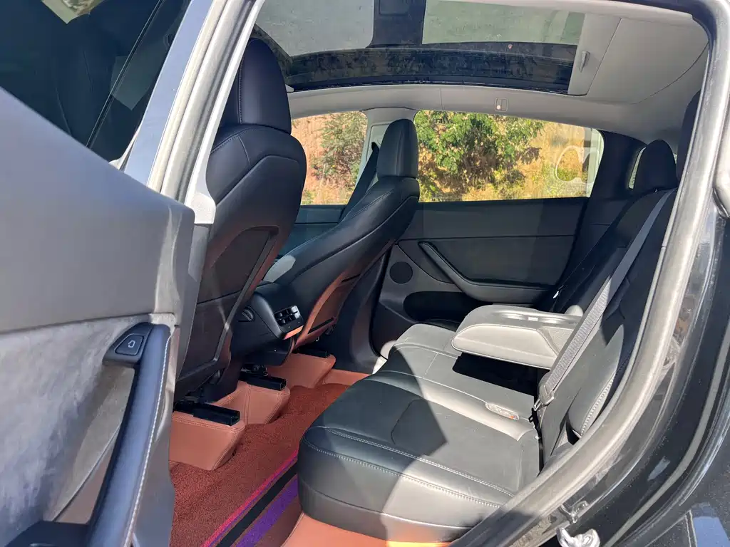 Tesla Model Y — миниатюра 10