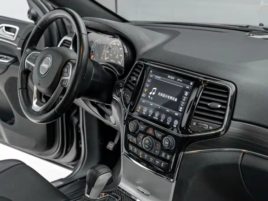 Jeep Grand Cherokee (Import) — миниатюра 21