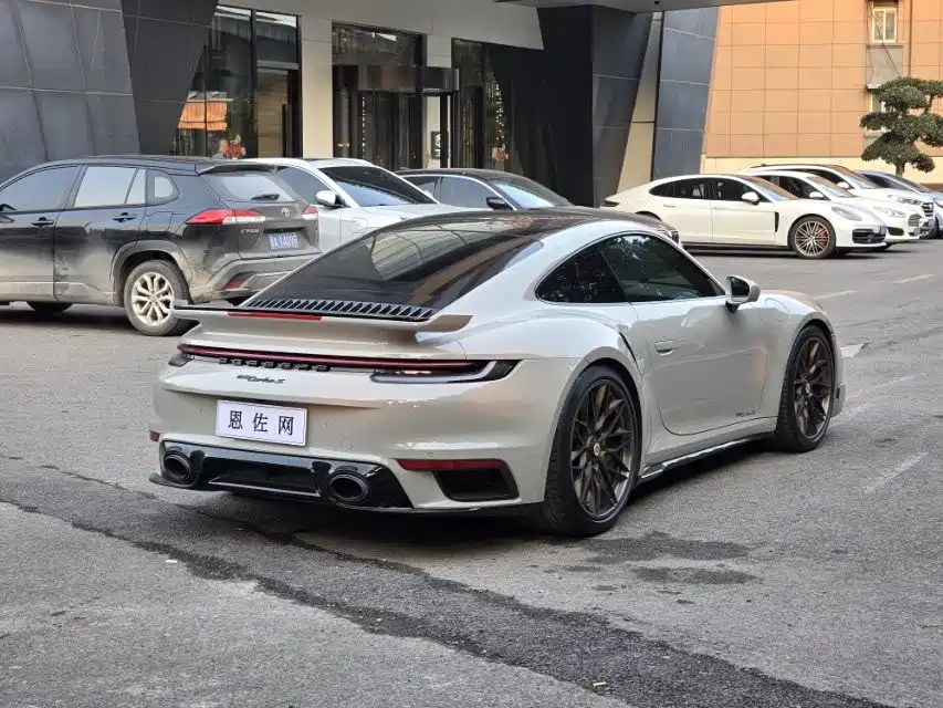 PORSCHE 911