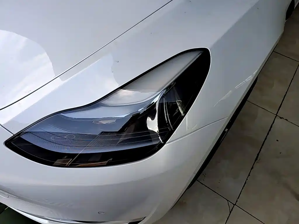 Tesla Model Y — миниатюра 24