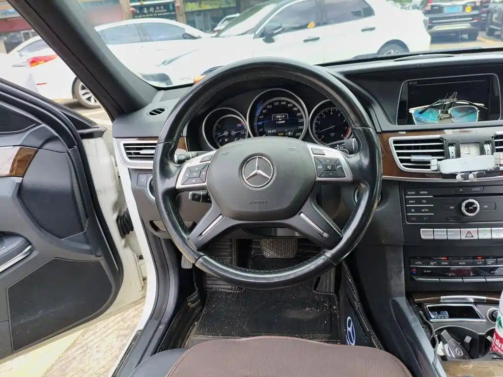 Mercedes-Benz E-Class — миниатюра 3