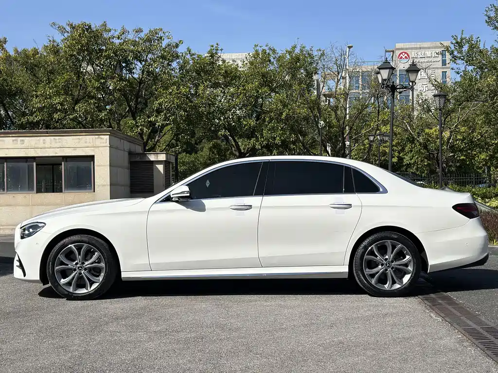 Mercedes-Benz E-Class — миниатюра 7