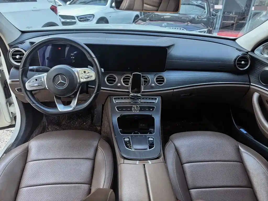 Mercedes-Benz E-Class — миниатюра 6