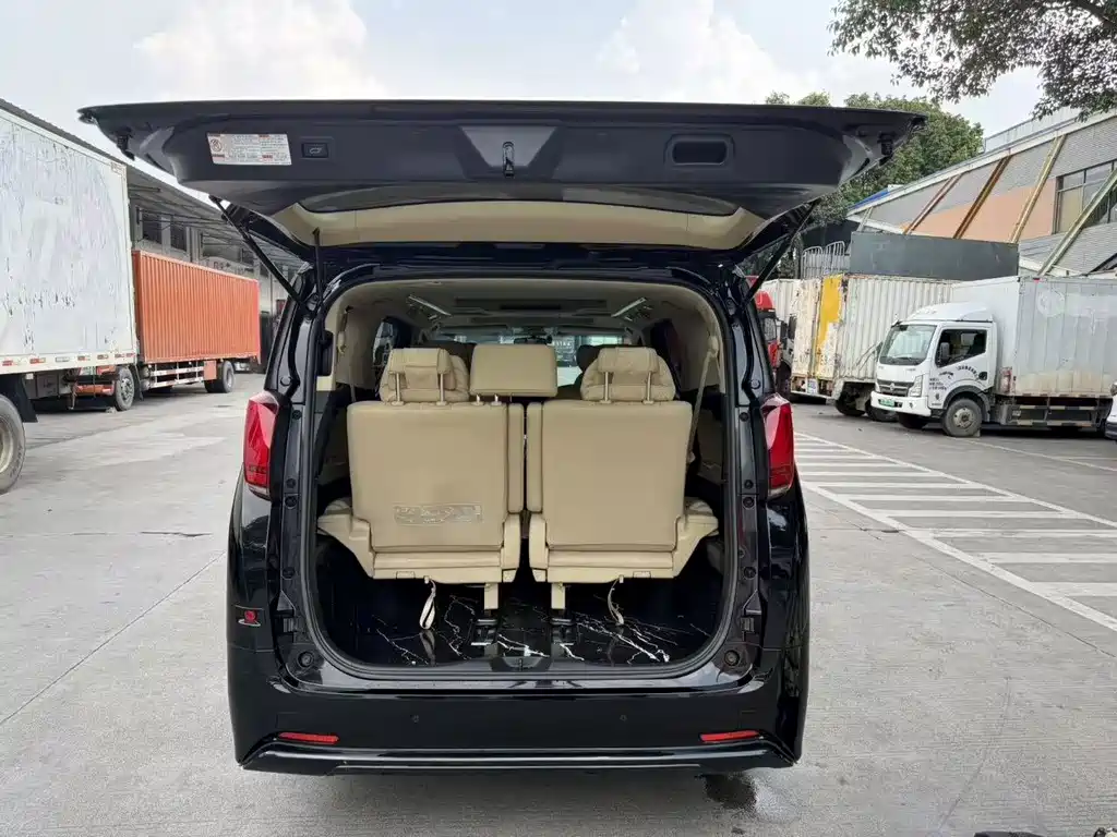 Toyota Alphard — миниатюра 10