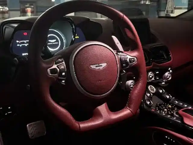 ASTON MARTIN V8 VANTAGE