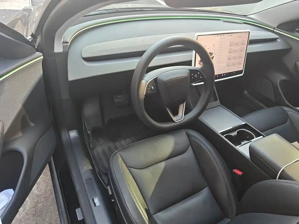 Tesla Model 3 — миниатюра 5