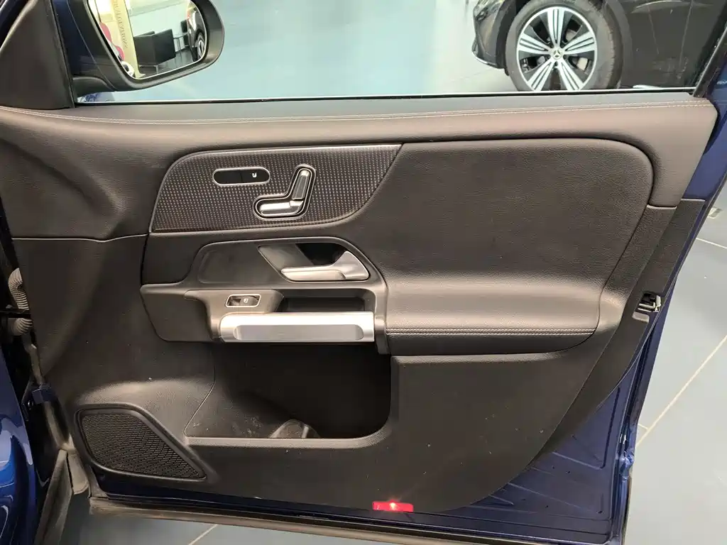 Mercedes-Benz EQB — миниатюра 13