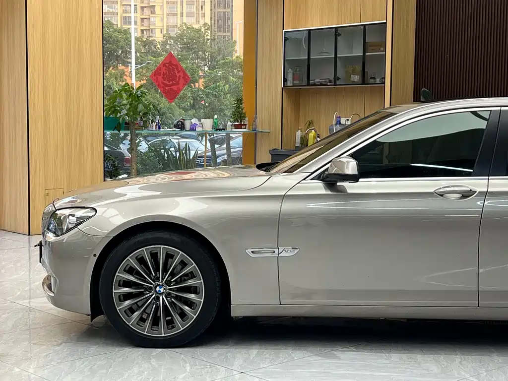 BMW 7 Series — миниатюра 13