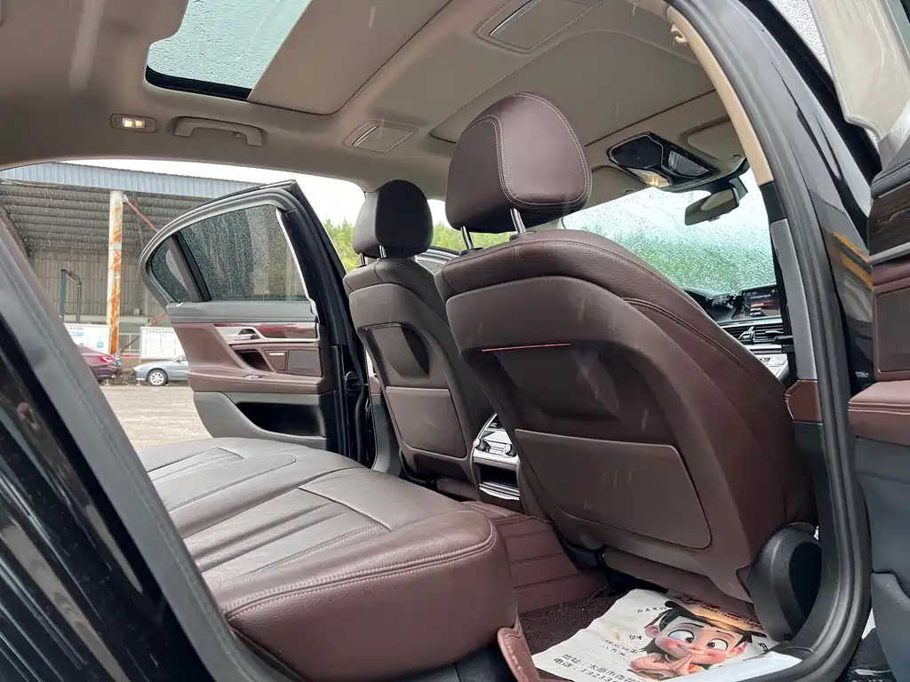 BMW 7 Series — миниатюра 13