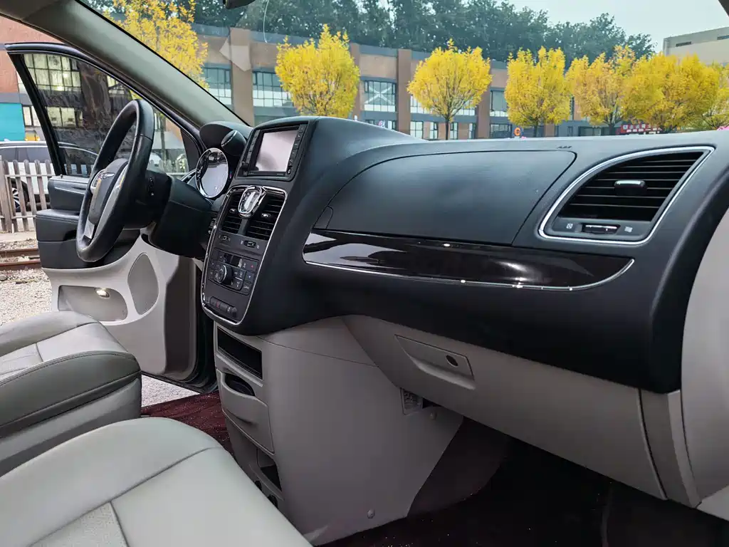Chrysler Grand Voyager (Import) — миниатюра 21