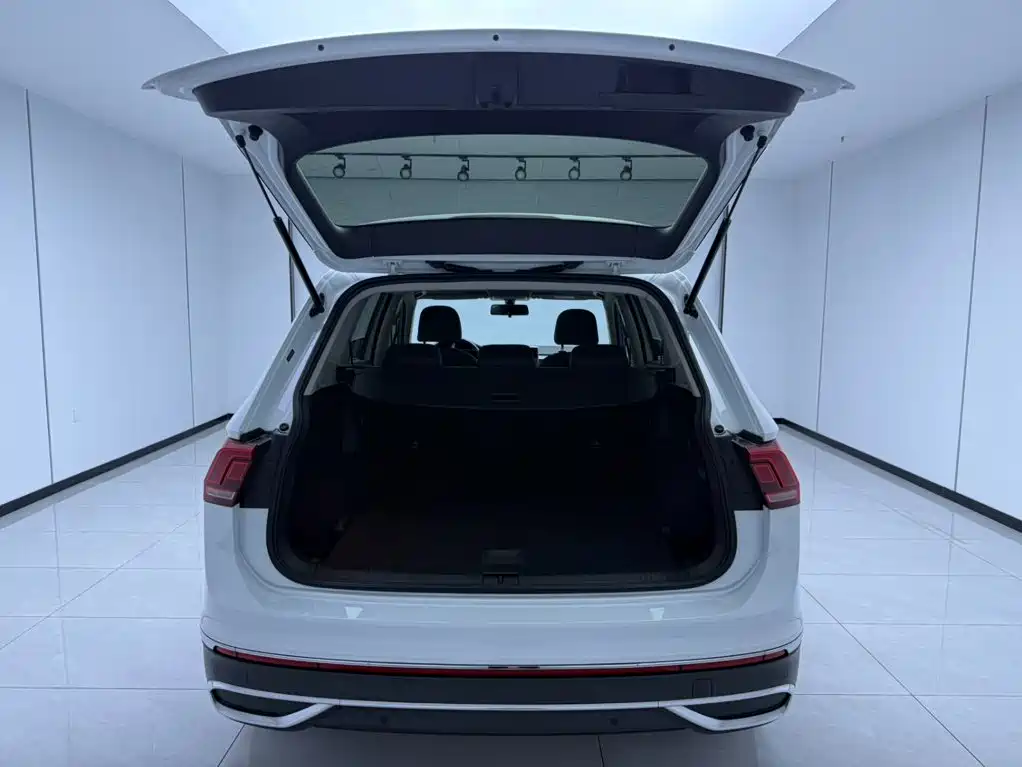 Volkswagen Tiguan L 2023 — фото 24