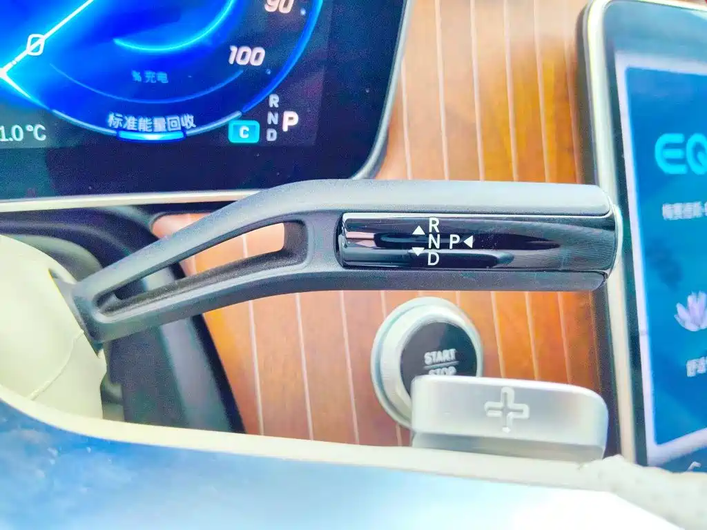 Mercedes-Benz EQE SUV — миниатюра 15