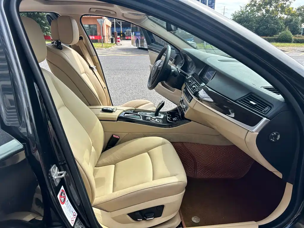 BMW 5 Series — миниатюра 11
