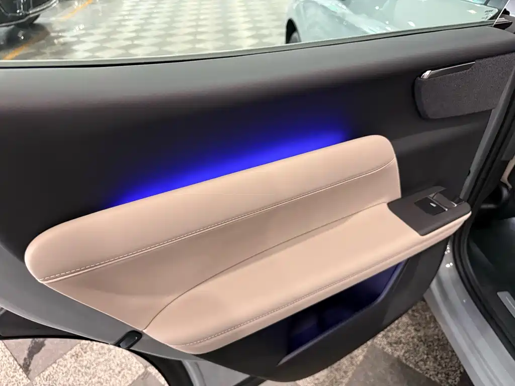 Volvo XC70 PHEV — миниатюра 10