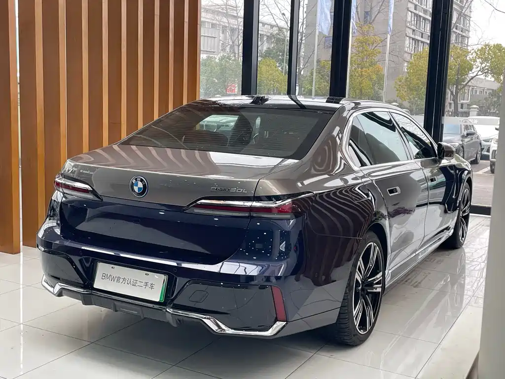 BMW I7