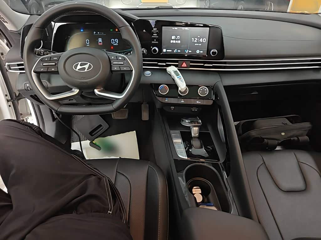 Hyundai Elantra 1.5 л 2023 г. Белый, пробег 21000 км
