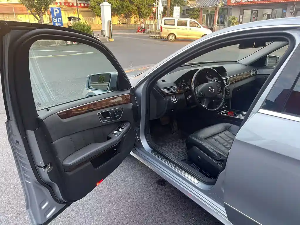 Mercedes-Benz E-Class — миниатюра 7