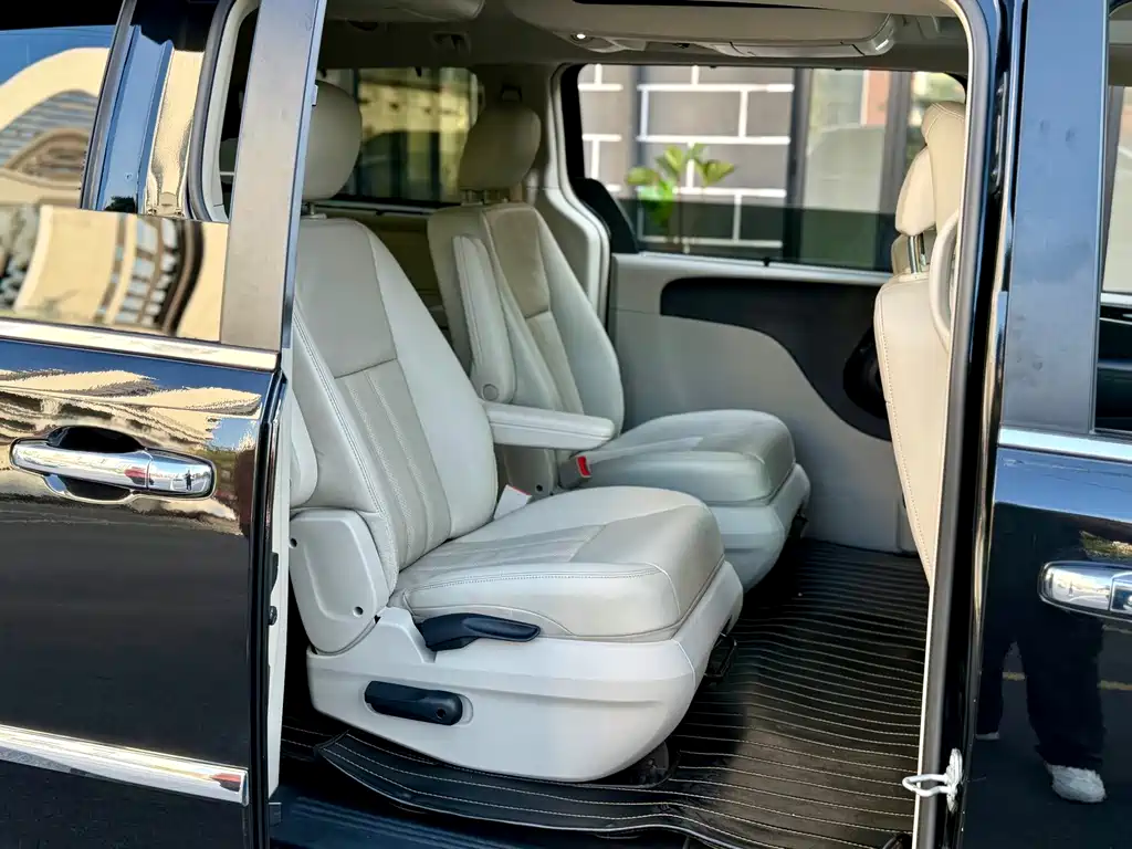 Chrysler Grand Voyager (Import) — миниатюра 15