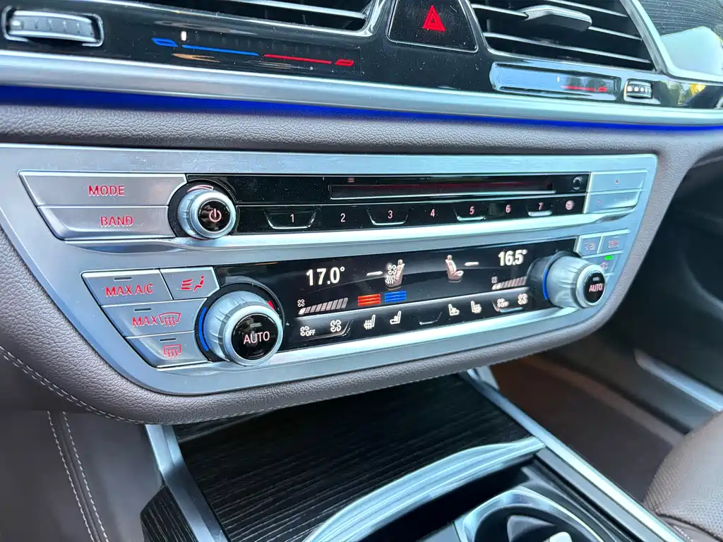 BMW 7 Series — миниатюра 12