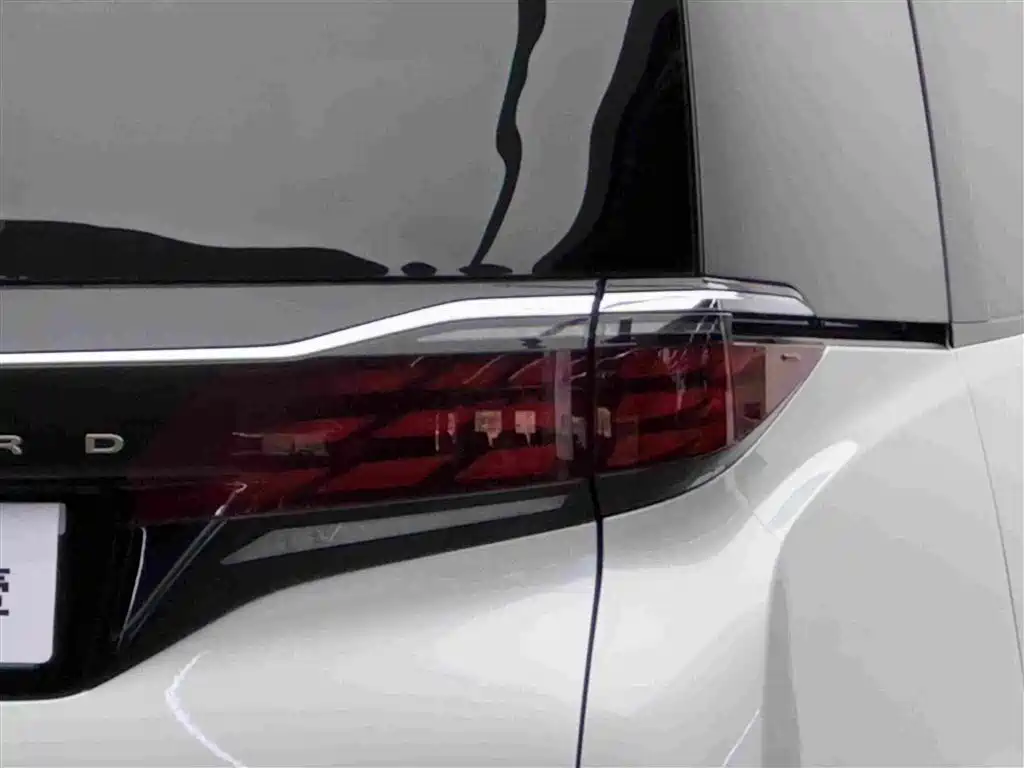 Toyota Alphard — миниатюра 6