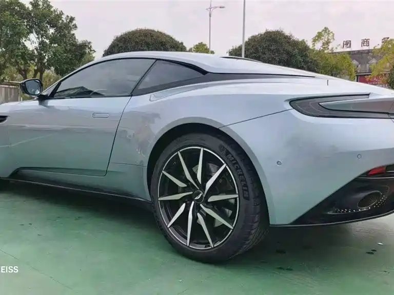 ASTON MARTIN DB11
