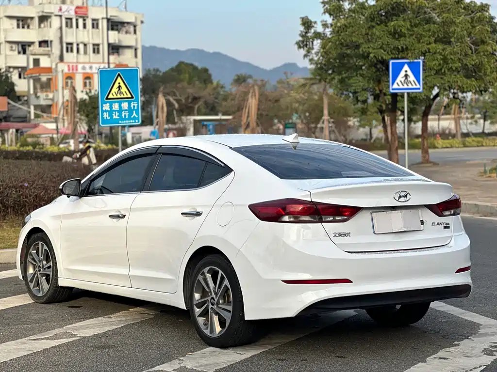 Hyundai Elantra — миниатюра 13