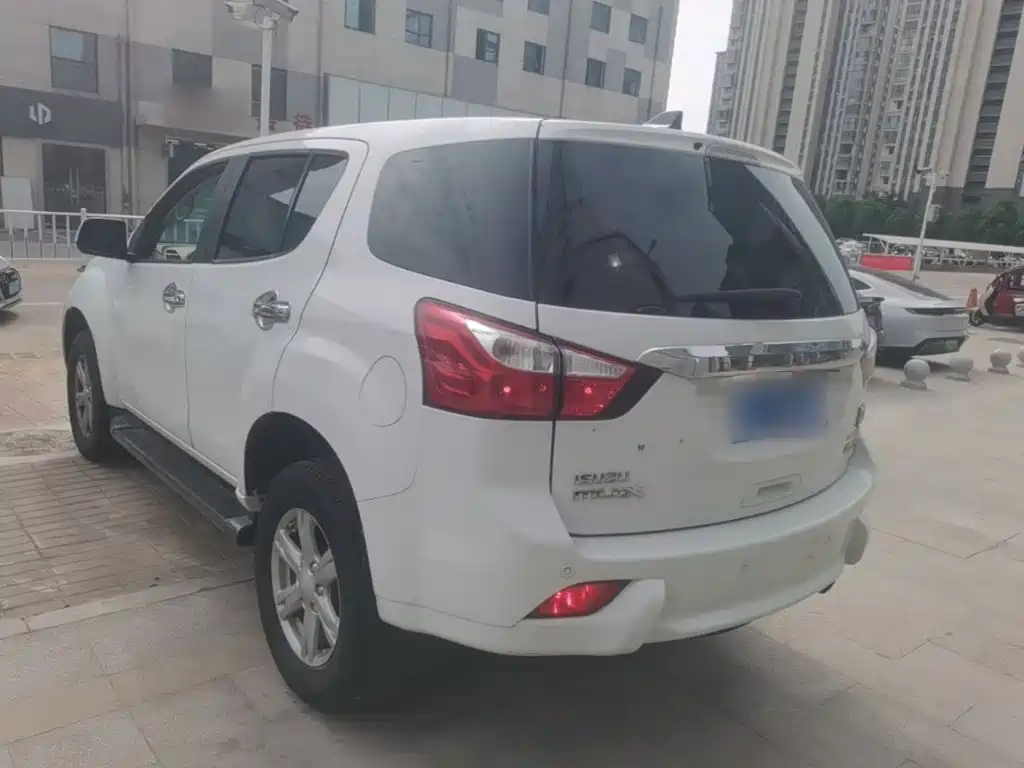 Isuzu MU-X — миниатюра 5