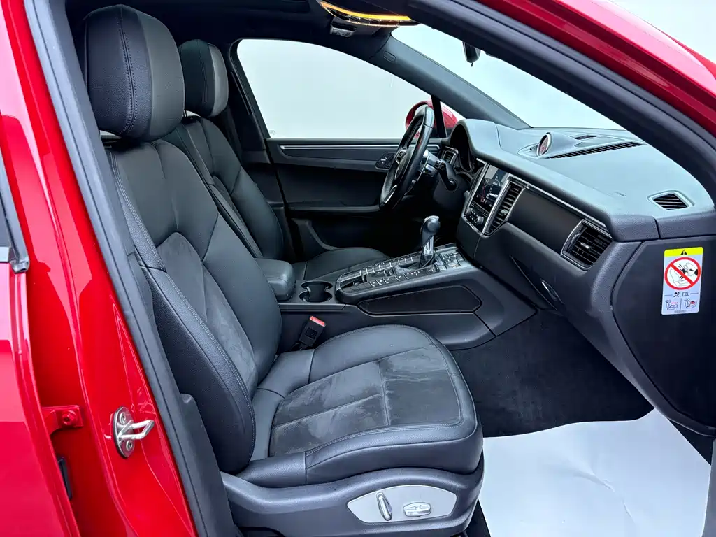 PORSCHE MACAN