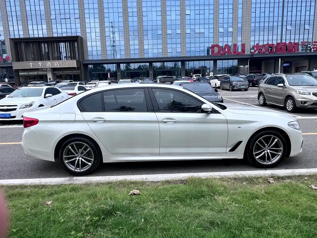 BMW 5 Series — миниатюра 8
